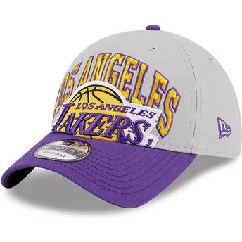 Boné curvo cinza e violeta ajustável 9TWENTY Tip Off 2023 da Los Angeles Lakers NBA da New Era