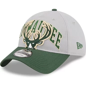 Boné curvo cinza e verde ajustável 9TWENTY Tip Off 2023 da Milwaukee Bucks NBA da New Era