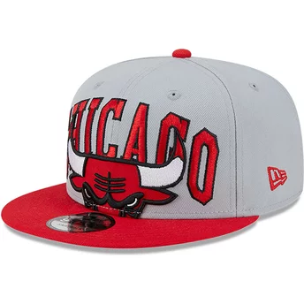 Boné plano cinza e vermelho snapback 9FIFTY Tip Off 2023 da Chicago Bulls NBA da New Era