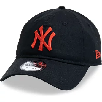 Boné curvo preto ajustável com logo vermelho 9TWENTY League Essential da New York Yankees MLB da New Era