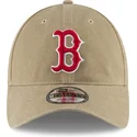bone-curvo-castanho-claro-ajustavel-com-logo-vermelho-9twenty-core-classic-da-boston-red-sox-mlb-da-new-era