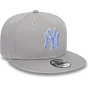 bone-plano-cinza-snapback-com-logo-azul-9fifty-outline-da-new-york-yankees-mlb-da-new-era