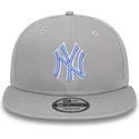 bone-plano-cinza-snapback-com-logo-azul-9fifty-outline-da-new-york-yankees-mlb-da-new-era