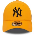 bone-curvo-laranja-ajustavel-com-logo-preto-9forty-league-essential-da-new-york-yankees-mlb-da-new-era