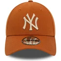 bone-curvo-castanho-ajustavel-com-logo-bege-9forty-league-essential-da-new-york-yankees-mlb-da-new-era