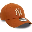 bone-curvo-castanho-ajustavel-com-logo-bege-9forty-league-essential-da-new-york-yankees-mlb-da-new-era