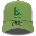 bone-trucker-verde-e-branco-com-logo-verde-a-frame-league-essential-da-los-angeles-dodgers-mlb-da-new-era