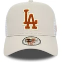 bone-trucker-bege-e-branco-com-logo-castanho-a-frame-boucle-da-los-angeles-dodgers-mlb-da-new-era