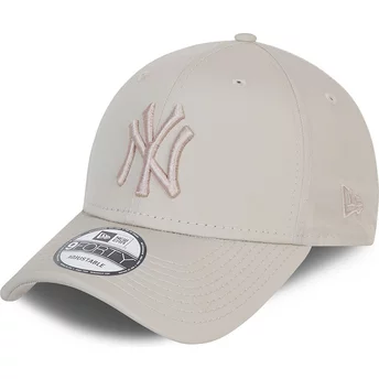 Boné curvo bege ajustável com logo bege 9FORTY League Essential Poly da New York Yankees MLB da New Era