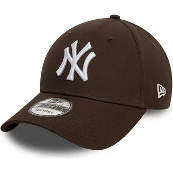 Boné curvo castanho escuro ajustável 9FORTY League Essential da New York Yankees MLB da New Era