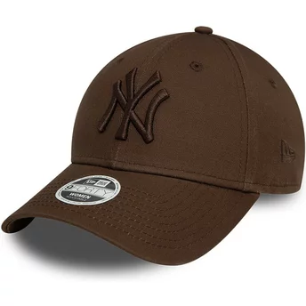 Boné curvo castanho escuro ajustável logo castanho escuro mulheres 9FORTY League Essential da New York Yankees MLB da New Era