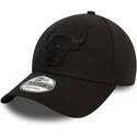 bone-curvo-preto-ajustavel-com-logo-preto-9forty-essential-da-chicago-bulls-nba-da-new-era