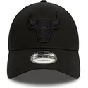 bone-curvo-preto-ajustavel-com-logo-preto-9forty-essential-da-chicago-bulls-nba-da-new-era