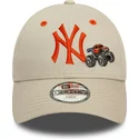 bone-curvo-bege-ajustavel-com-logo-laranja-para-crianca-9forty-graphic-monster-truck-da-new-york-yankees-mlb-da-new-era
