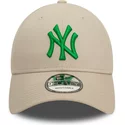 bone-curvo-bege-ajustavel-com-logo-verde-9forty-league-essential-da-new-york-yankees-mlb-da-new-era