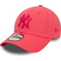 bone-curvo-rosa-ajustavel-com-logo-rosa-9forty-league-essential-da-new-york-yankees-mlb-da-new-era