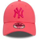 bone-curvo-rosa-ajustavel-com-logo-rosa-9forty-league-essential-da-new-york-yankees-mlb-da-new-era