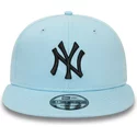 bone-plano-azul-claro-snapback-com-logo-preto-9fifty-league-essential-da-new-york-yankees-mlb-da-new-era