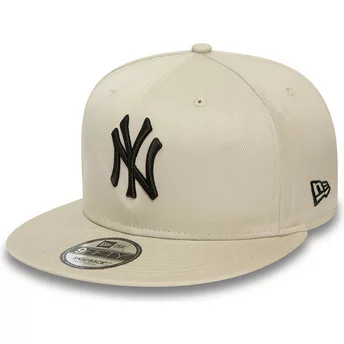 Boné plano bege snapback com logo preto 9FIFTY League Essential da New York Yankees MLB da New Era