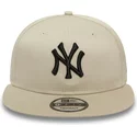 bone-plano-bege-snapback-com-logo-preto-9fifty-league-essential-da-new-york-yankees-mlb-da-new-era