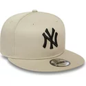 bone-plano-bege-snapback-com-logo-preto-9fifty-league-essential-da-new-york-yankees-mlb-da-new-era