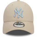 bone-curvo-bege-ajustavel-com-logo-azul-claro-9forty-league-essential-da-new-york-yankees-mlb-da-new-era