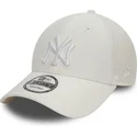 bone-curvo-branco-ajustavel-com-logo-branco-9forty-linen-da-new-york-yankees-mlb-da-new-era