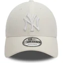 bone-curvo-branco-ajustavel-com-logo-branco-9forty-linen-da-new-york-yankees-mlb-da-new-era