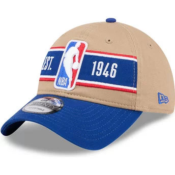 Boné curvo castanho e azul ajustável 9TWENTY Draft 2024 da NBA da New Era