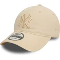 bone-curvo-bege-ajustavel-com-logo-bege-9twenty-league-essential-da-new-york-yankees-mlb-da-new-era