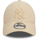 bone-curvo-bege-ajustavel-com-logo-bege-9twenty-league-essential-da-new-york-yankees-mlb-da-new-era