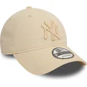 bone-curvo-bege-ajustavel-com-logo-bege-9twenty-league-essential-da-new-york-yankees-mlb-da-new-era