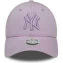 bone-curvo-violeta-ajustavel-com-logo-violeta-para-mulheres-9forty-league-essential-da-new-york-yankees-mlb-da-new-era