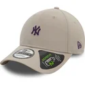 bone-curvo-bege-ajustavel-com-logo-violeta-9forty-repreve-mini-logo-da-new-york-yankees-mlb-da-new-era