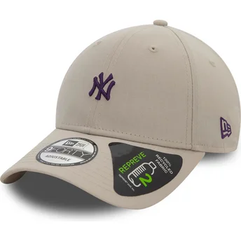 Boné curvo bege ajustável com logo violeta 9FORTY REPREVE Mini Logo da New York Yankees MLB da New Era