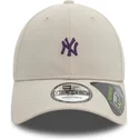 bone-curvo-bege-ajustavel-com-logo-violeta-9forty-repreve-mini-logo-da-new-york-yankees-mlb-da-new-era