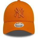 bone-curvo-laranja-ajustavel-para-mulheres-com-logo-laranja-9forty-league-essential-da-new-york-yankees-mlb-da-new-era