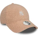 bone-curvo-rosa-ajustavel-para-mulheres-9forty-borg-da-new-york-yankees-mlb-da-new-era