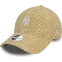 bone-curvo-bege-ajustavel-para-mulheres-9forty-borg-da-new-york-yankees-mlb-da-new-era