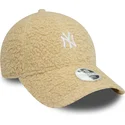 bone-curvo-bege-ajustavel-para-mulheres-9forty-borg-da-new-york-yankees-mlb-da-new-era