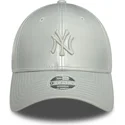 bone-curvo-prateado-ajustavel-para-mulheres-con-logo-plateado-9forty-midi-pu-da-new-york-yankees-mlb-da-new-era