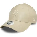 bone-curvo-bege-ajustavel-para-mulheres-com-logo-bege-9forty-midi-pu-da-new-york-yankees-mlb-da-new-era