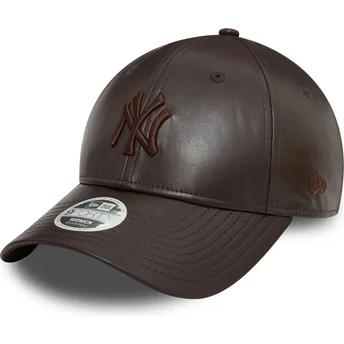 Boné curvo castanho ajustável para mulheres com logo castanho 9FORTY Midi PU da New York Yankees MLB da New Era