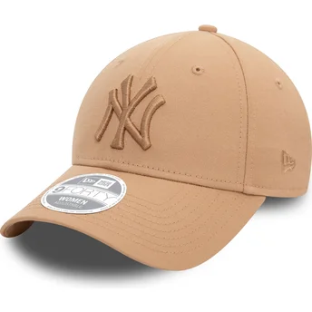 Boné curvo bege ajustável para mulheres com logo bege 9FORTY League Essential da New York Yankees MLB da New Era