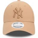 bone-curvo-bege-ajustavel-para-mulheres-com-logo-bege-9forty-league-essential-da-new-york-yankees-mlb-da-new-era