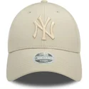 bone-curvo-bege-ajustavel-para-mulheres-com-logo-bege-9forty-pu-da-new-york-yankees-mlb-da-new-era