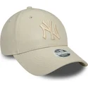 bone-curvo-bege-ajustavel-para-mulheres-com-logo-bege-9forty-pu-da-new-york-yankees-mlb-da-new-era