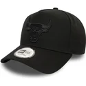 bone-curvo-preto-snapback-com-logo-preto-9forty-e-frame-monochrome-da-chicago-bulls-nba-da-new-era