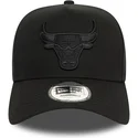 bone-curvo-preto-snapback-com-logo-preto-9forty-e-frame-monochrome-da-chicago-bulls-nba-da-new-era