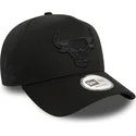 bone-curvo-preto-snapback-com-logo-preto-9forty-e-frame-monochrome-da-chicago-bulls-nba-da-new-era